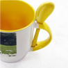 Tasse et petite cuillère jaune