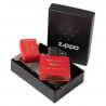 Le zippo rouge dans sa boite