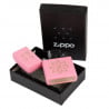 Briquet rose dans sa boite zippo